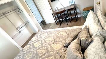 4 slaapkamers, een bureau, een strijkplank/strijkijzer, reisbedje