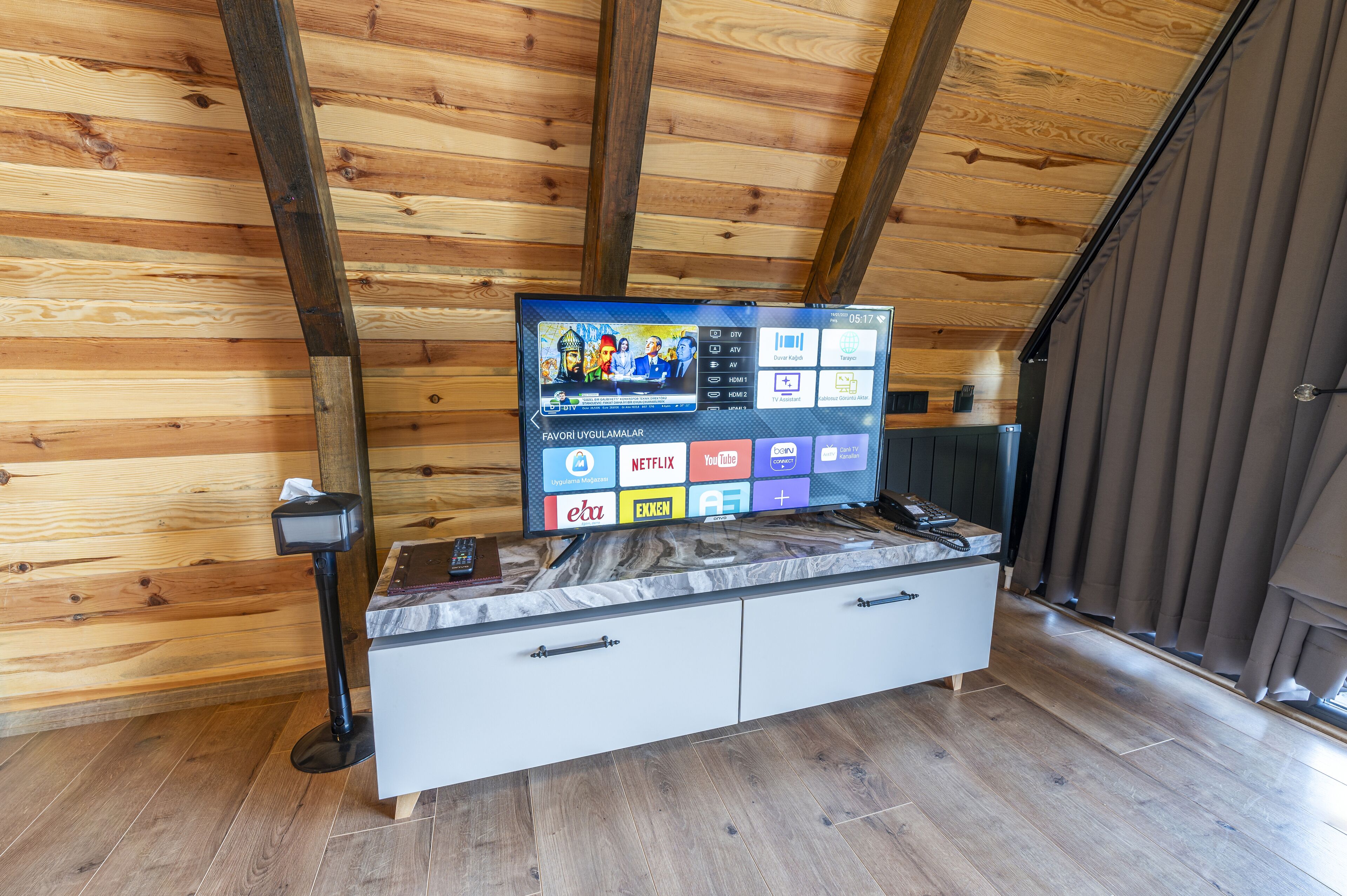 Bungalow, 2 habitaciones | Zona de estar | Smart TV de 110 cm con canales digitales, Netflix