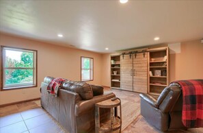 Interior - Experience nature at your doorstep! Four bedroom cabin near Hocking Hills (Hamden)