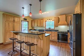 Fridge, microwave, oven, stovetop - Experience nature at your doorstep! Four bedroom cabin near Hocking Hills (Hamden)