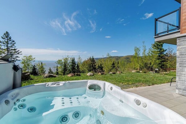 Outdoor spa tub