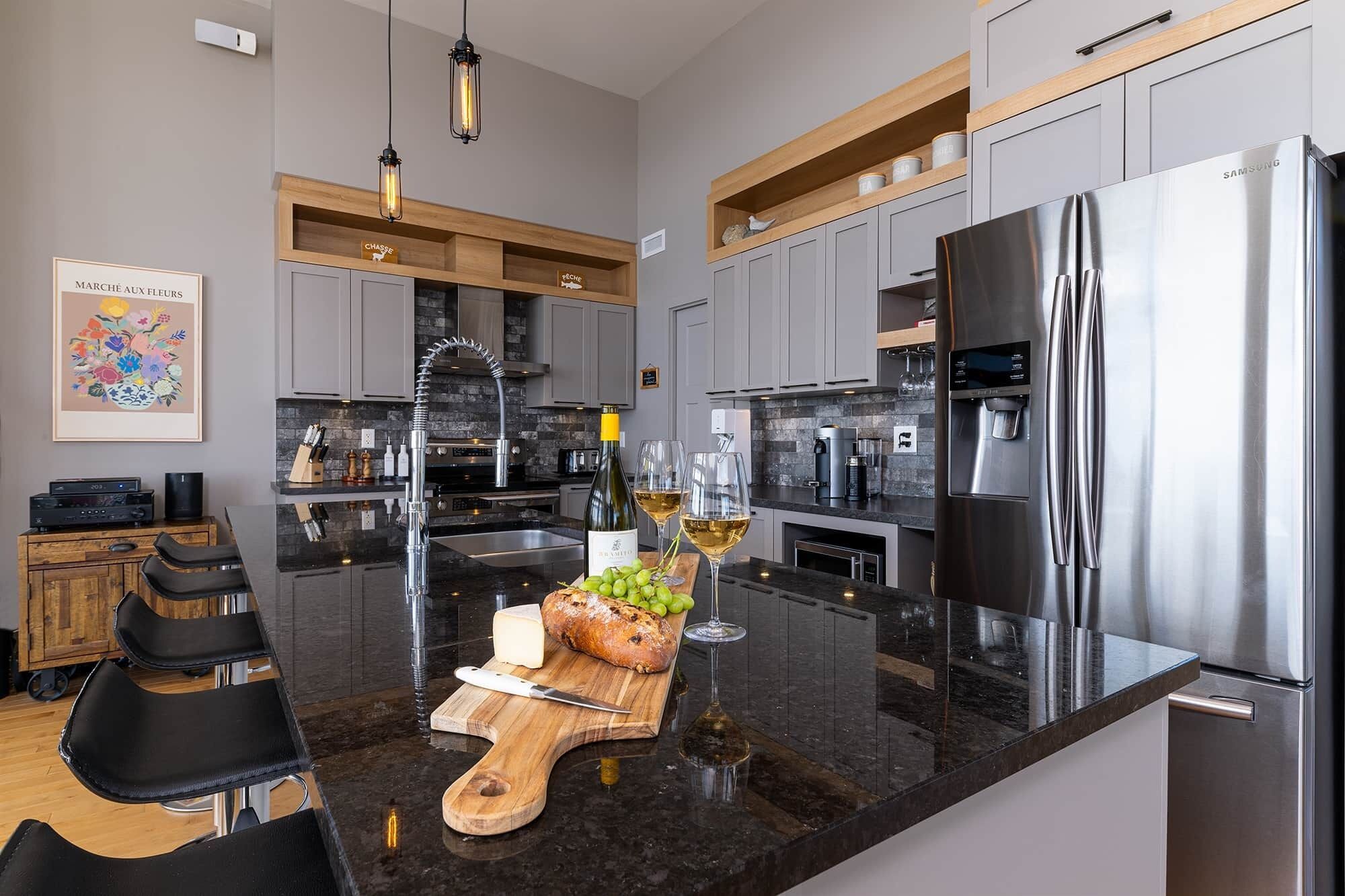 Réfrigérateur, micro-ondes, four, plaque de cuisson