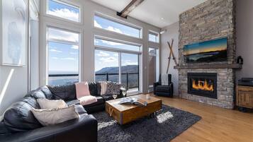 Télévision, cheminée, baby-foot