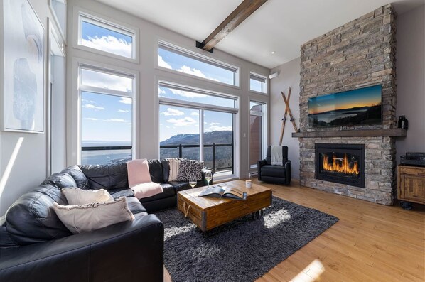 Téléviseur, foyer, table de baby-foot