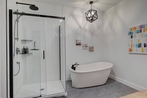 Badewanne, Haartrockner, Handtücher