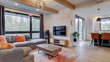 Televisie, een open haard en tafelvoetbal