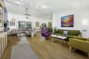 Smart TV, foosball, offices - A Colorful Captiva Vacation Rental - FREE DOLPHIN TO CRUISE (Captiva)