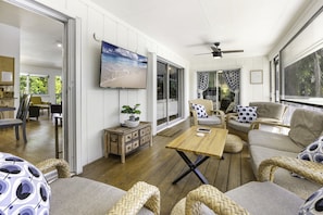 Smart-TV, Tischfußball, Arbeitsbereiche