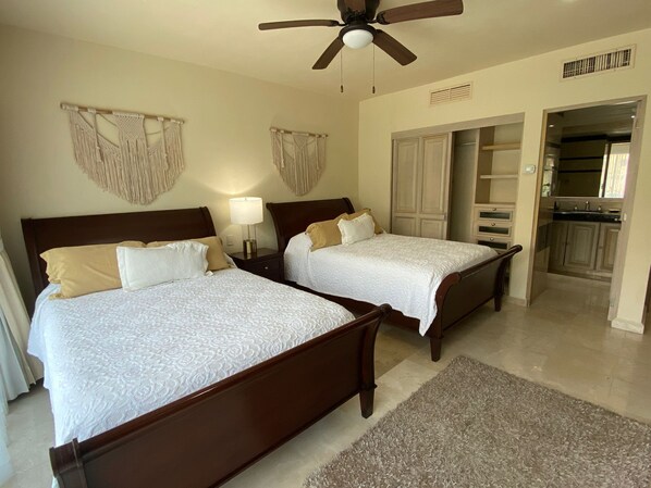 Towels, soap, shampoo, toilet paper - Portobello Gran Marina (Puerto Aventuras)