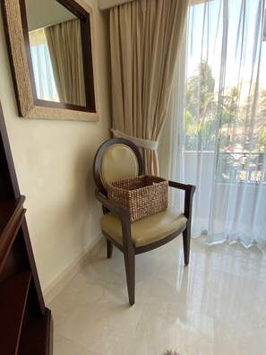 Coffres-forts dans les chambres, fer et planche à repasser