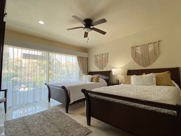 Coffres-forts dans les chambres, fer et planche à repasser