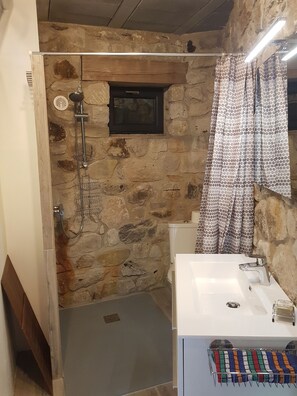 Dusche, Haartrockner, Handt ücher, Seife