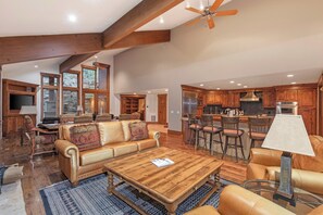 Smart-TV, Kamin, Arbeitsbereiche