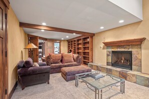 Smart-TV, Kamin, Arbeitsbereiche