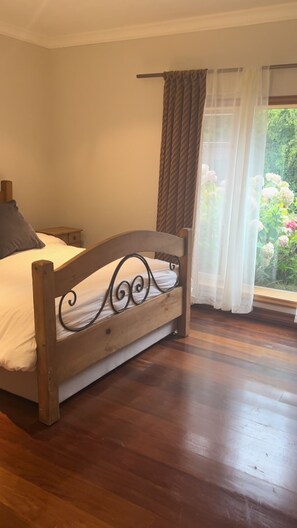4 bedrooms, desk, iron/ironing board, WiFi