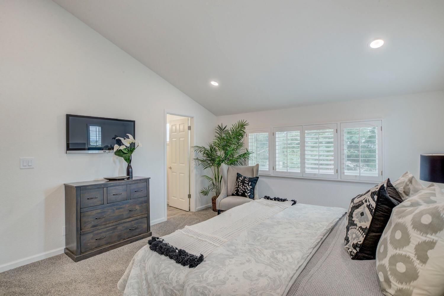 3 habitaciones, tabla de planchar con plancha, wifi y ropa de cama 