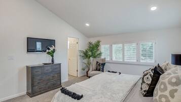 3 habitaciones, tabla de planchar con plancha, wifi y ropa de cama