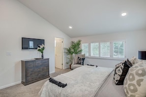 3 bedrooms, iron/ironing board, WiFi, bed sheets - Stunning remodeled home with pool, bonus room in a great location! (Auburn)
