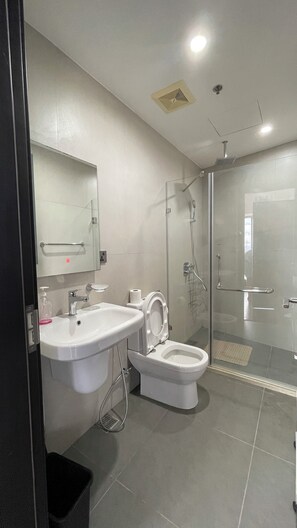Shower, hair dryer, bidet, towels - Homey Comfy CondoTel - AEON Towers (Davao City)