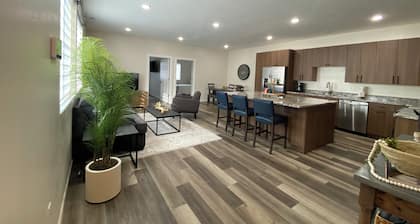 Located in Downtown Evanston, Walking distance to food, shops, and Train Depot.
