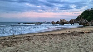 A beach with a rocky shoreline and a clear sky. - blue Bocana Hotel (Santa María Huatulco)