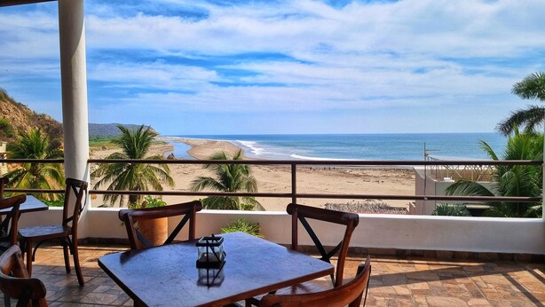 A terrace with a view of the beach and ocean. - blue Bocana Hotel (Santa María Huatulco)