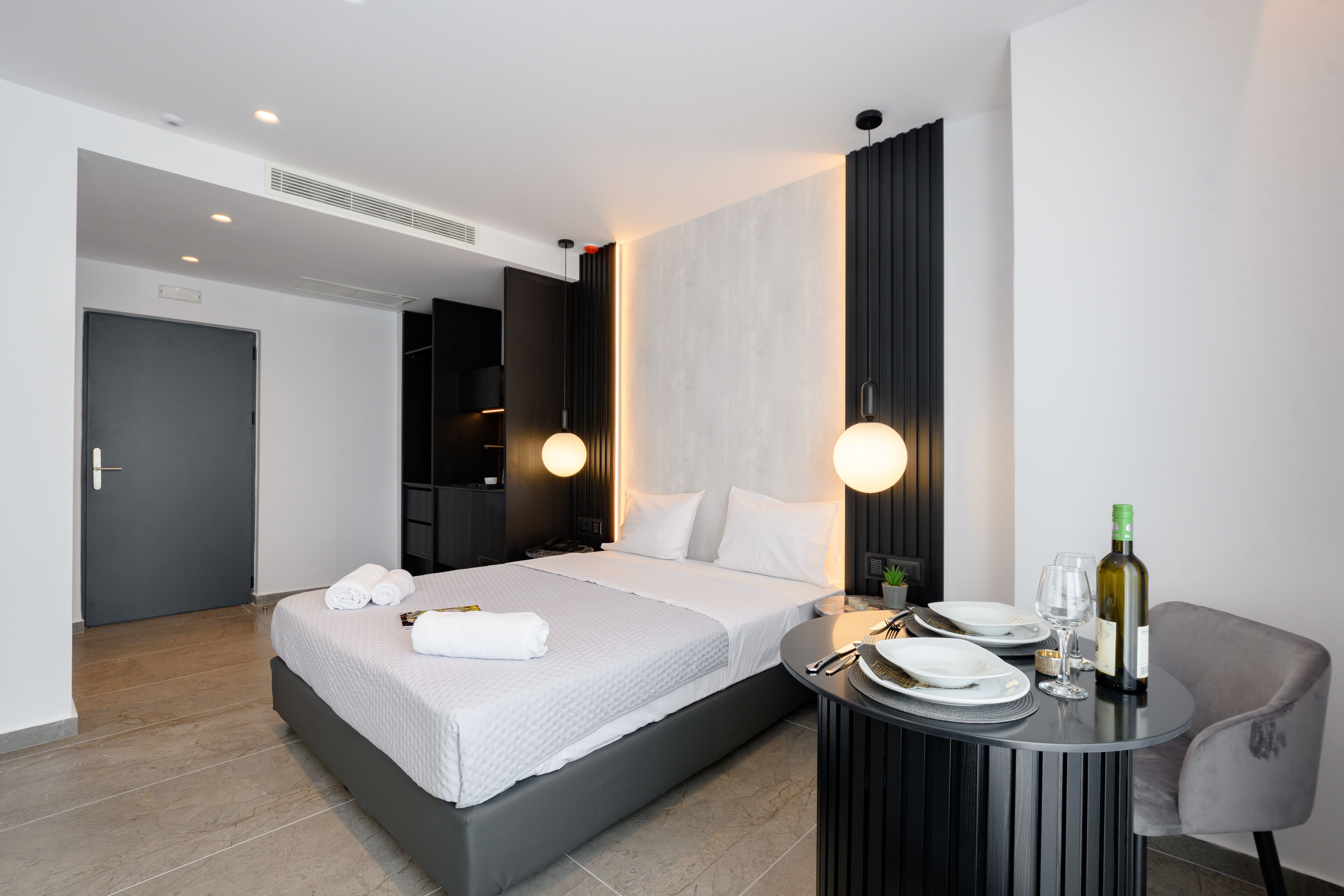 Egyptian cotton sheets, premium bedding, in-room safe, desk