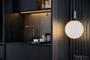 Mini réfrigérateur, micro-ondes, machine à expresso