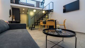 Egyptian cotton sheets, premium bedding, in-room safe, desk