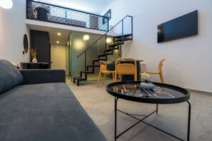 Egyptian cotton sheets, premium bedding, in-room safe, desk - EcoHeaven Suites (Malevizi)