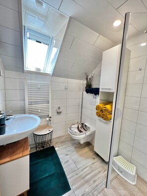 Dusche, Haartrockner, Handtücher, Seife