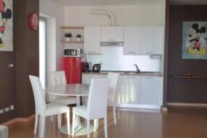 Fridge, microwave, stovetop, electric kettle