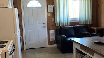 Classic Cottage | Private kitchen | Microwave, coffee/tea maker, electric kettle, toaster