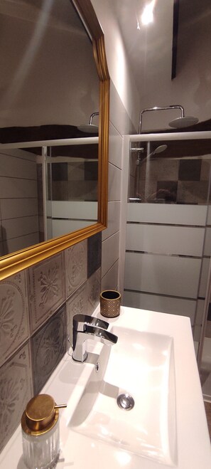 تجهيزات دش، مجففات شعر، مناشف، صابون