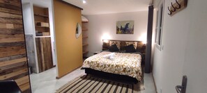 5 عدّة غرف نوم ومكواة/لوح كي وسرير سفر وواي فاي مجانًا