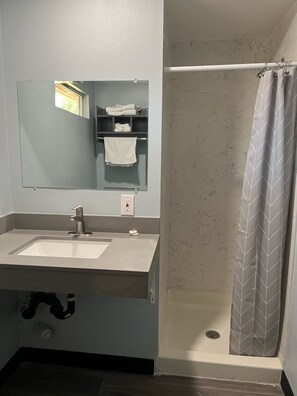 Dusche, Haartrockner, Handtücher, Seife