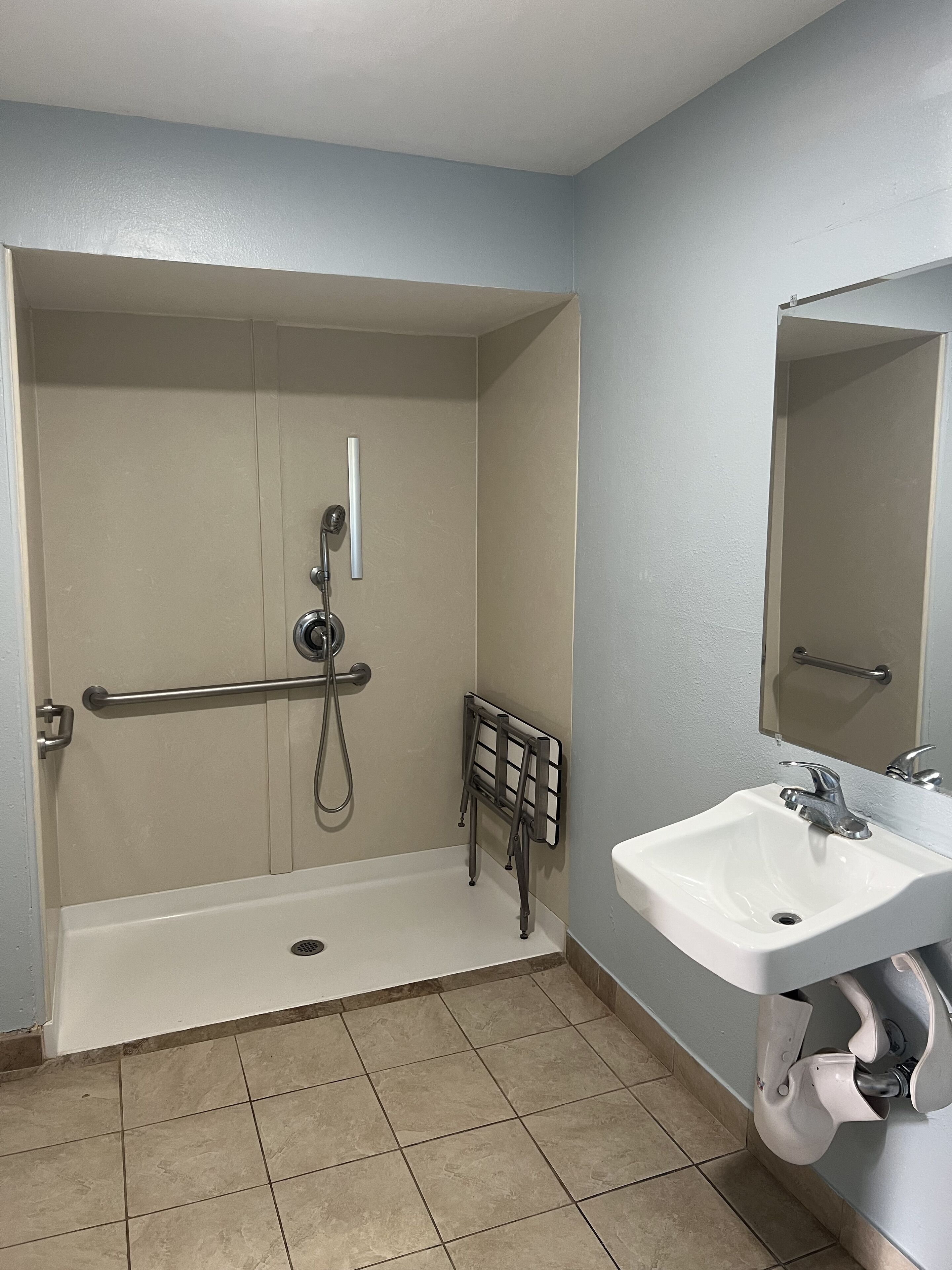 Studio Sénior, 1 grand lit, accessible aux personnes à mobilité réduite | Salle de bain