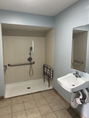 Senior Studio, 1 Katil Ratu (Queen), Accessible | Bilik Mandi | Pancuran mandi, pengering rambut, tuala disediakan, sabun 