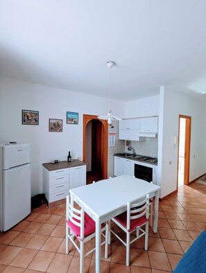 Fridge, oven, coffee/tea maker, high chair