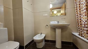 Banheira, toalhas de banho