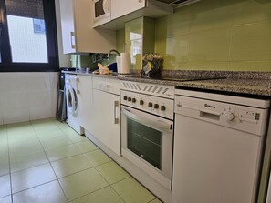 Een koelkast, een microgolfoven, een oven, een vaatwasser