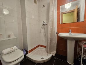 Bathtub, towels