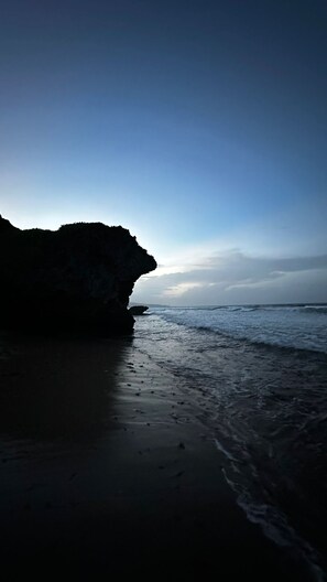 En la playa, camastros y toallas de playa