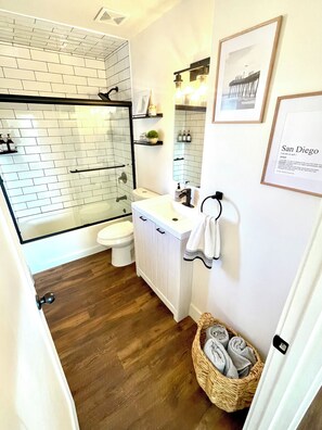 Dusche, Haartrockner, Handtücher, Seife