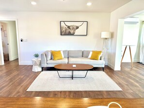 Smart TV, fireplace, books - Peaceful Canyon Retreat in the Heart of San Diego. Family & Pet friendly (San Diego)