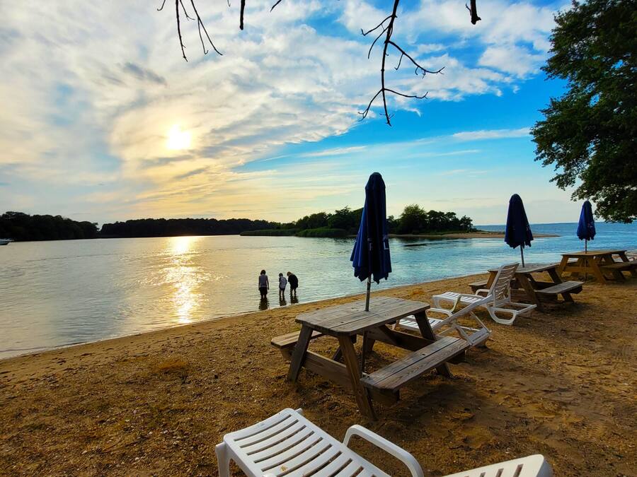 Privéstrand vlakbij, ligstoelen aan het strand, beachvolleybal