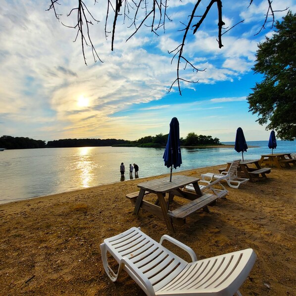 Private beach nearby, sun loungers, beach volleyball - The Lodge at Great Oak Landing (Chestertown)
