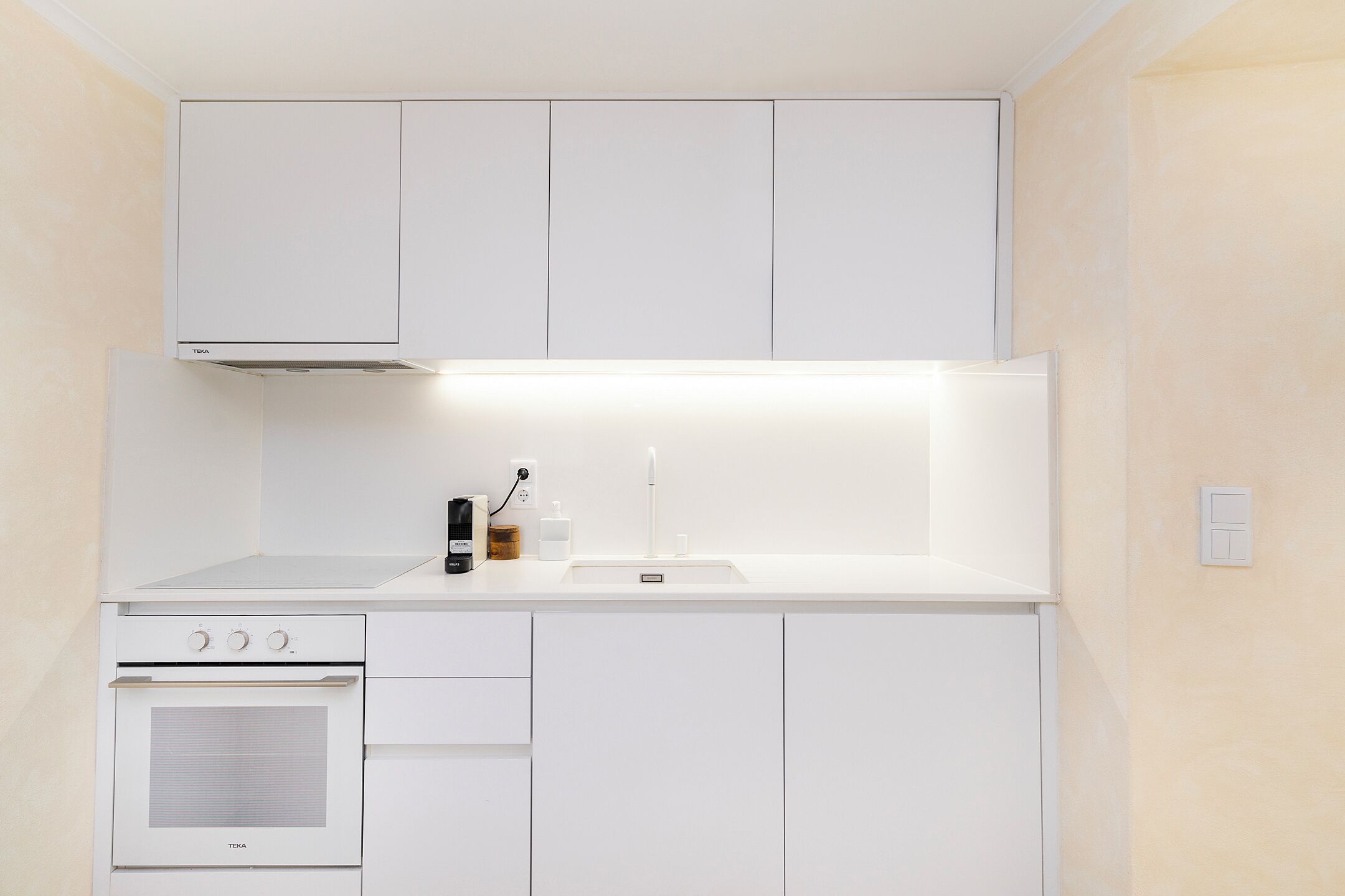 Jääkaappi, mikroaaltouuni, uuni, liesi