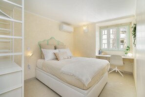 2 Schlafzimmer, Schreibtisch, Bügeleisen/Bügelbrett, Reisekinderbett
