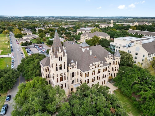 Downtown Georgetown Retreat for the family or entertaining. Pet-Friendly!